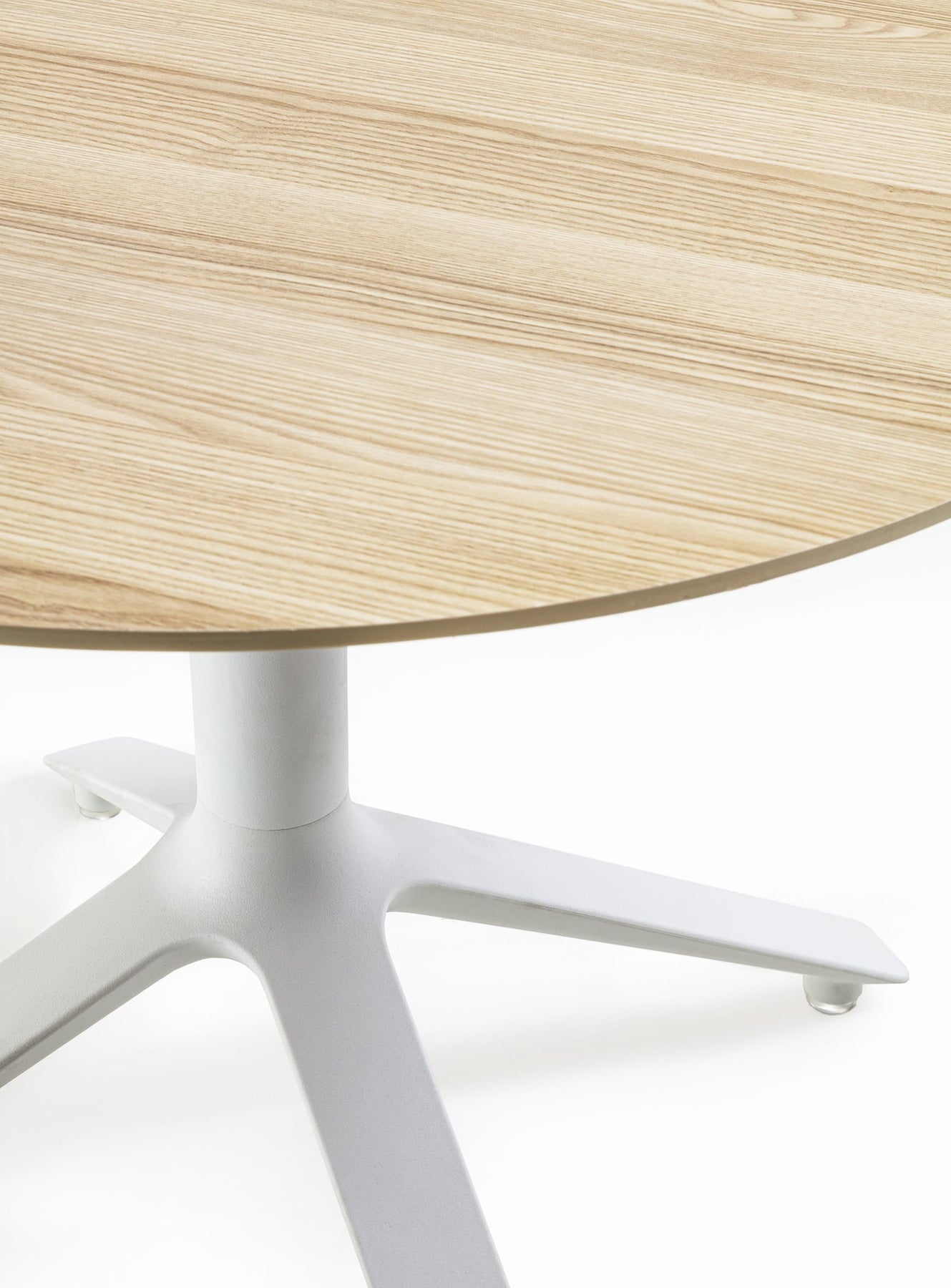 EEX Round Bistro Table with Natural Top – TOOU Design