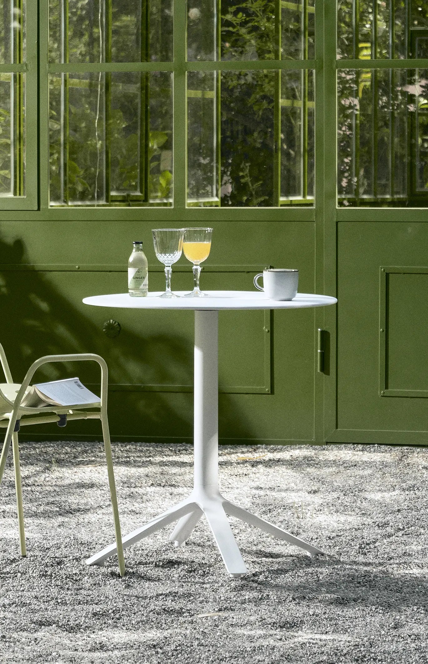 EEX by TOOU: Versatile tables for home or office, in black, white, or gray. Seamless blend of plastic and metal.